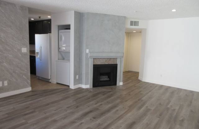*Reduced* 2 bedroom Canoga Park condo with stackable washer and dryer provided!