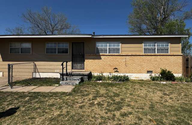 3417 SW Crestview- Available now!