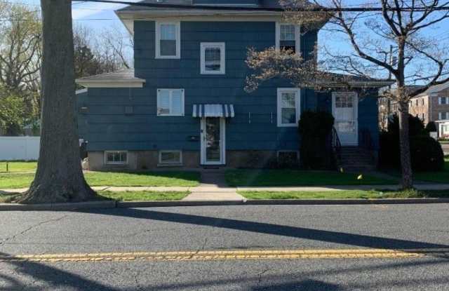647 Godwin Ave