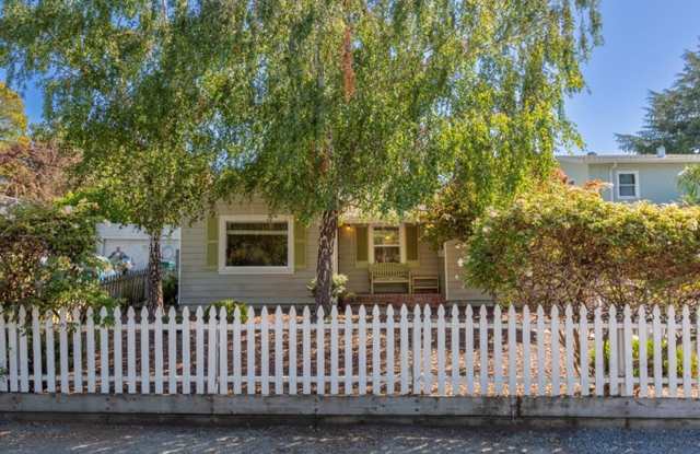 Sunny  Bright Bungalow in King Estates