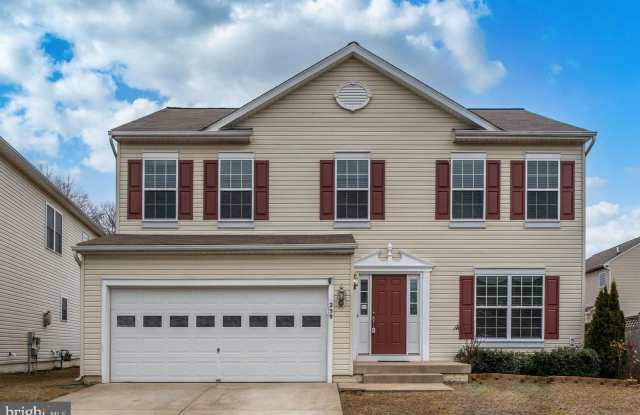 MINUTES TO QUANTICO - 6 BEDROOM HOME!
