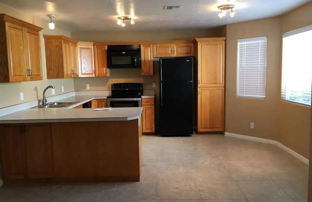 3 Bedroom Condo with Community Pool!