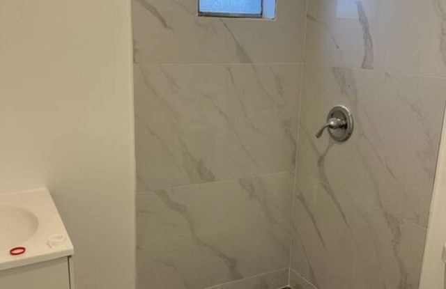 1009 46TH W Vermont Ave