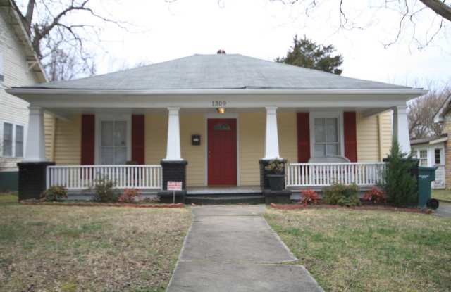 Spacious 3 Bed / 2 Bath Trinity Park Home - All Appliances and Large Fenced Yd