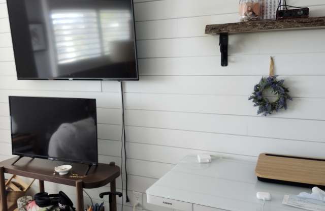 Photo of 1819 Shore Dr S