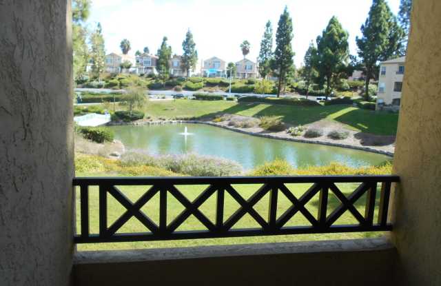3 BEDROOMS CONDO WITH BEAUTIFUL LAKE VIEWS.