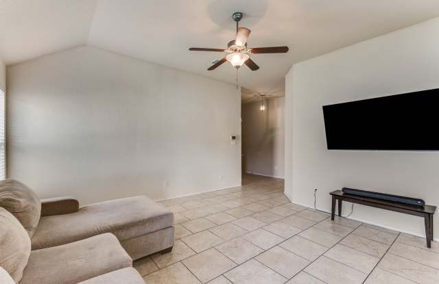 3-BEDROOM, SINGLE STORY HOME IN CANDLEWOOD PARK