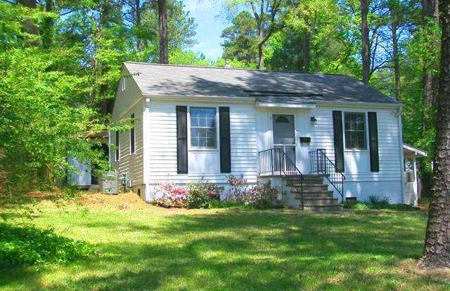 Lovely 2 bedroom home with hardwood floors, deck and sweet location in Chapel Hill