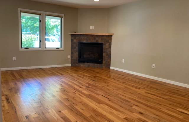 3BR/3BA with FP fenced front yard lots of beautiful upgrades 3BR/3BA with FP fenced front yard lots of beautiful upgrades