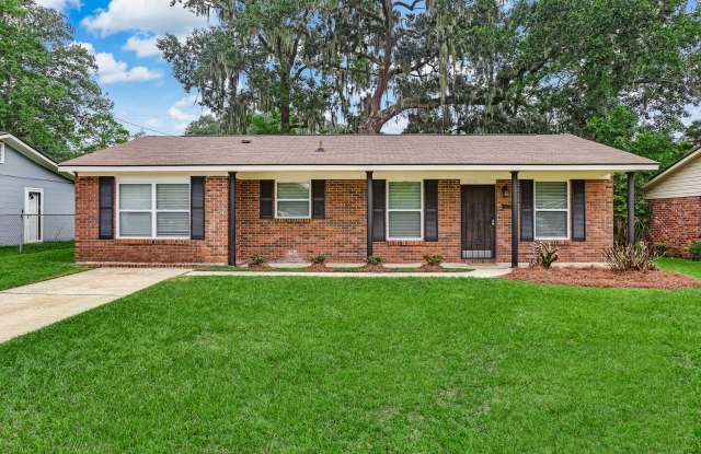 Photo of 2212 N Parkwood Dr