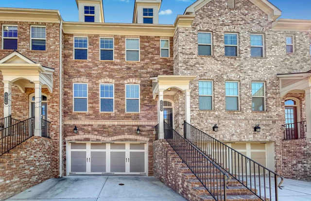 Stunning 4 BR/3.5 BA Townhome in Peachtree Corners!