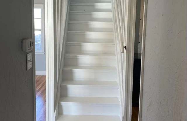 Well Maintained 4 Bedroom Home with Beautiful Yard, Kennewick, WA $2,150/month