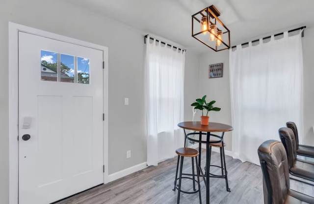 Room in 2 Bedroom Home at Mississippi