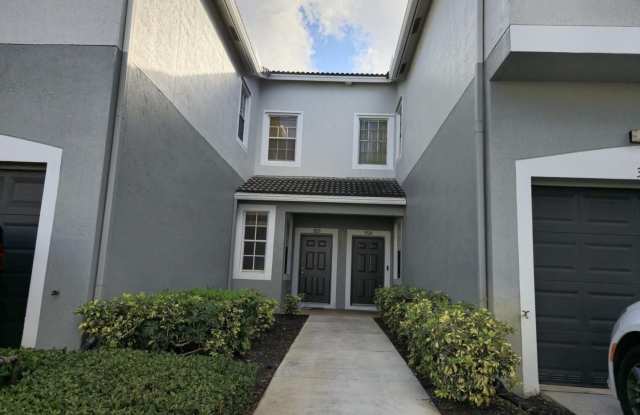 Prime Location  Modern Comfort in Greenacres! 3 Bed 2.5 Bath Townhouse