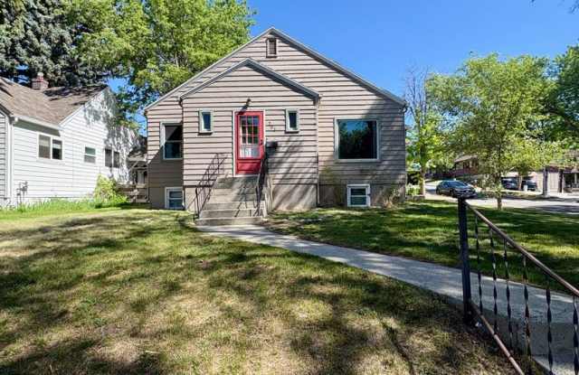 2-bedroom, 1-bath upper-level duplex w/onsite shared laundry!