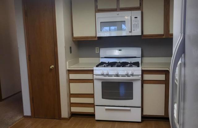 831 COUNTRY CLUB Drive SE unit: 2F