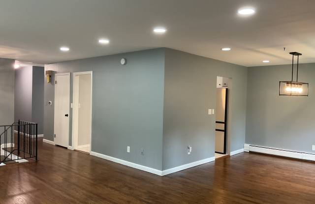 442 Surrey Ln