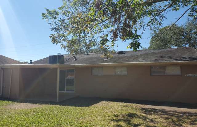 4811 Lancelot Dr