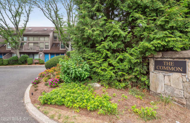 Photo of 1465 E Putnam Avenue