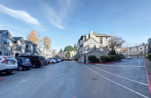 Luxury 2BR 2.5BA Townhouse Style Condo @ Lochshire on Forbes Creek