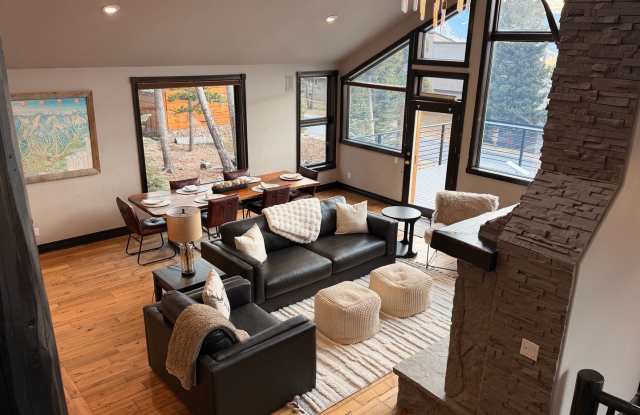 Gorgeous furnishings, Views, Luxury, Deck, Fireplaces, 4 bedroom in Breckenridge. Winter Seasonal, Close to bus route!