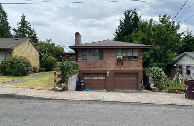 Milwaukie Triplex in quiet neighborhood w/ garage parking