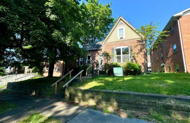 6 Bedroom / 2 Bathroom House - NEXT TO SEMO's CAMPUS, LARGE YARD, INTERNET INCLUDED