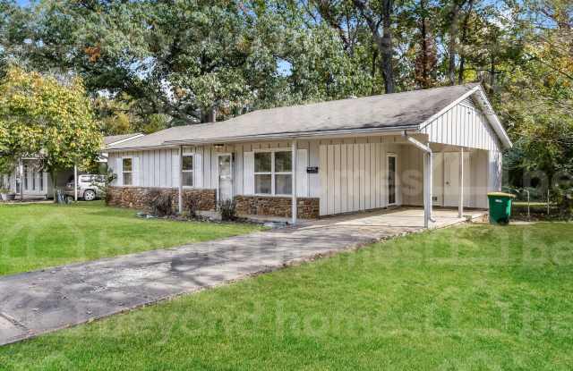 Cozy  gorgeous 3 bedroom / 1.5 baths with 1,040 sq feet of space!