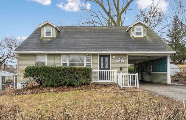 FENCED IN YARD!! 4 Bedroom, 1.5 Bathroom Home in Des Moines!