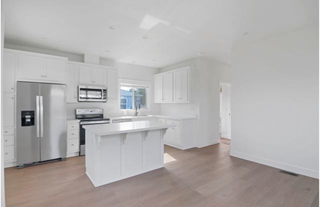 2 Bedroom 2 Bath In Orange!