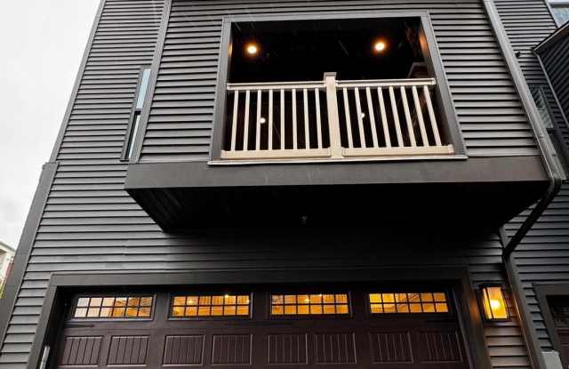 806 GREENBRIER STREET S