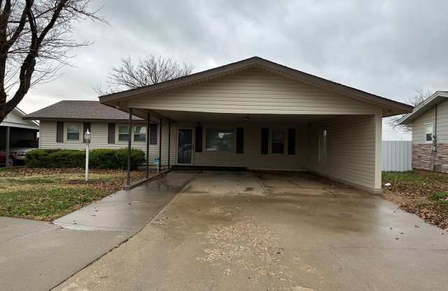 1025 W Terry, Slaton TX 79364