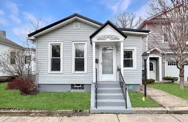 810 W 2ND Street
