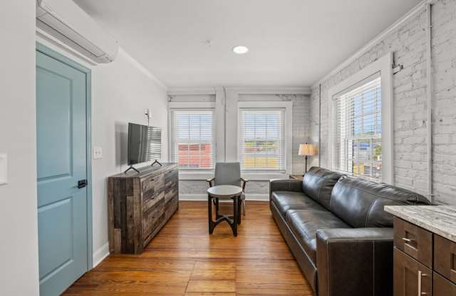 300 Laurel StreetUnit 5