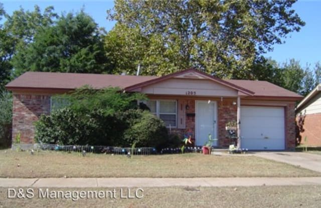 1205 McDonald Dr - 1205 Mcdonald Dr, Midwest City, OK 73130