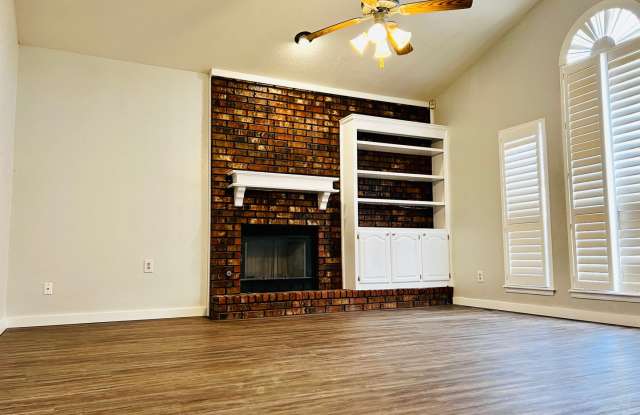 Beautiful 3BD 2BA Corner-Lot Home Located in Midwest City!!