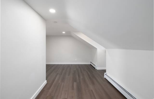 Photo of 28 Aircraft Road - I