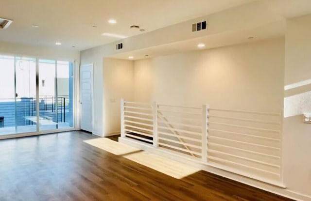 2931 1/2 Denby Avenue