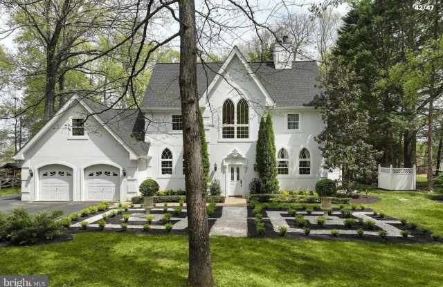 1012 S CREEK VIEW CT.