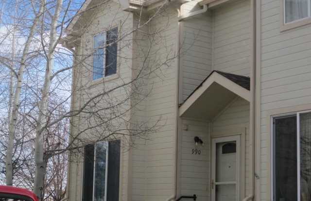 3 Beds, 2.5 Baths in the heart of Loveland