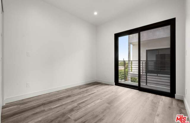 1290 1/2 South Sherbourne Drive