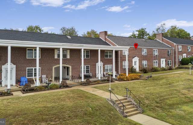 200 MAPLEWOOD Drive unit: D8