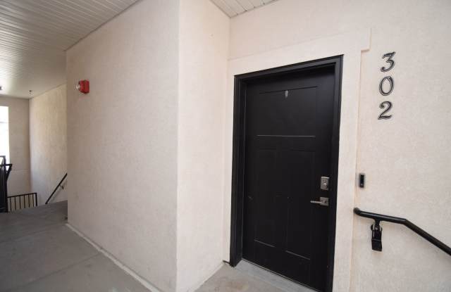 Bright Top Floor Condo with Tennis court, Pool, and Clubhouse