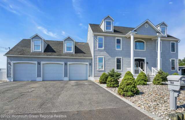 1103 Laurel Boulevard