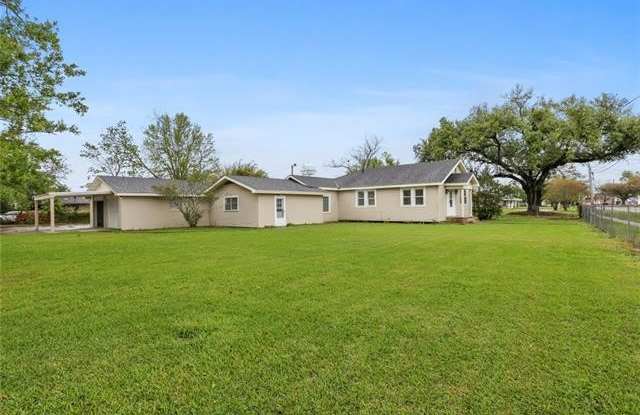 572 W 5TH Street - 572 West 5th Street, Laplace, LA 70068