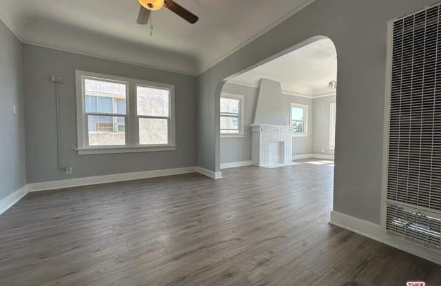 759 1/2 N Ridgewood Pl