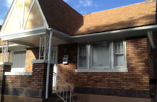 Photo of 858 South Roberta Street - 1