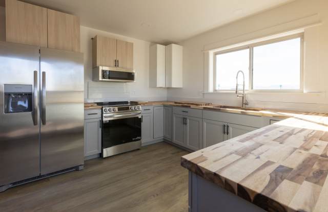 546 Alaska Frontage Road - Shop and Apartment