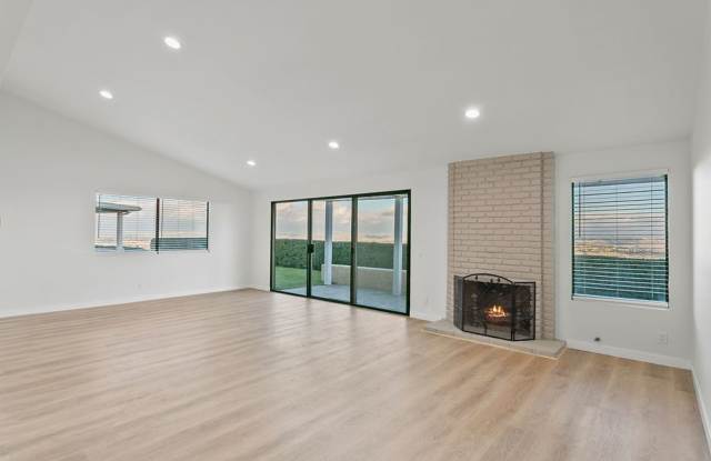 Gorgeously Updated 2 Bedroom Townhome with Amazing Views!