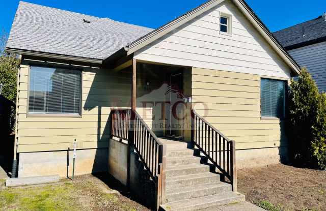 Fantastic 4 bedroom close to U of O **PLEASE NOTE: THIS PROPERTY IS AVAILABLE IMMEDIATELY AND CANNOT BE HELD VACANT UNTIL FALL SCHOOL YEAR STARTS.**